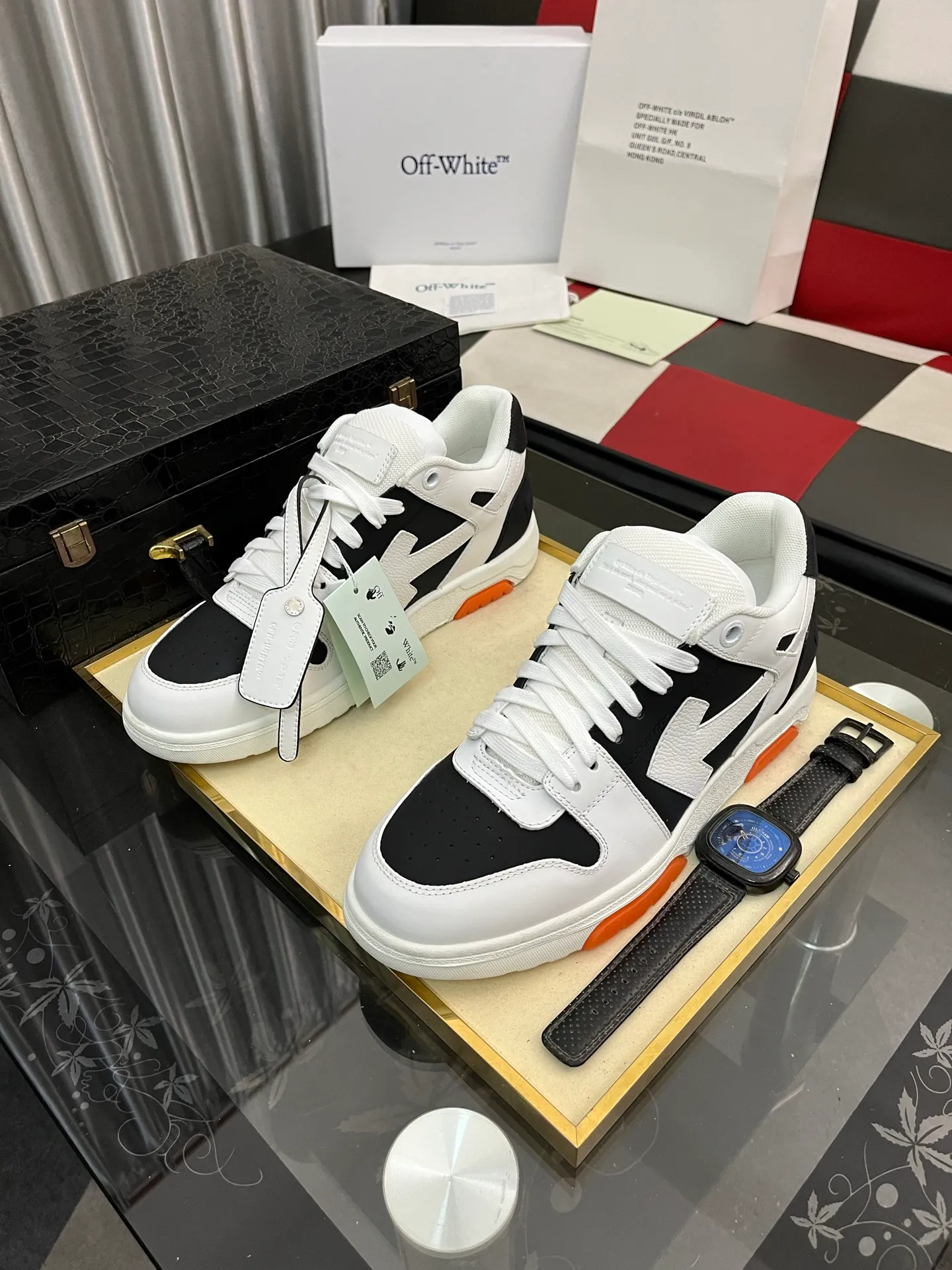 Men's shoes 💰600⌚️⌚️ OFF-White C/O VirGil Abloh fashionable and versatile casual shoes. Exclusive first release of the new model. Made of environmentally friendly cowhide leather and mesh fabric upper material. The insole is embedded with foam cushioning EVA material. The correct midsole is equipped with EVA lightweight cushioning. External tooth nail rubber outsole. The correct accessories can be customized simultaneously. Women's model: 35-40 Men's model: 39-45